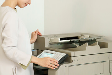 コピー機を使う女性