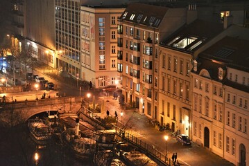Nacht in Berlin Mitte – Straßenkreuzung am Historischen Hafen