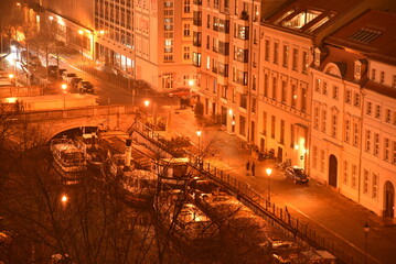 Nacht in Berlin Mitte – Straßenkreuzung am Historischen Hafen 