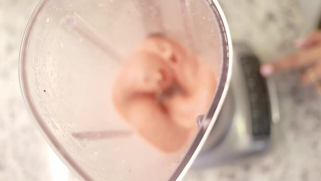 vista superior de una batidora preparando un batido natural