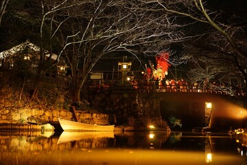 近江八幡・日牟禮八幡宮の左義長祭で白雲橋を渡るダシ