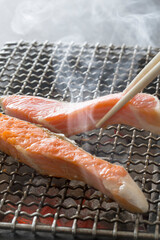 炭火で鮭を焼く、生鮭、グリル
魚焼