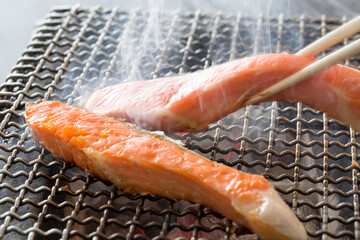 炭火で鮭を焼く、生鮭、グリル
魚焼