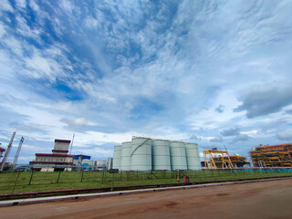 Obraz premium Malaysia,Perak,18 March 2022: Refinary plant and storage tank farm with blue sky background.