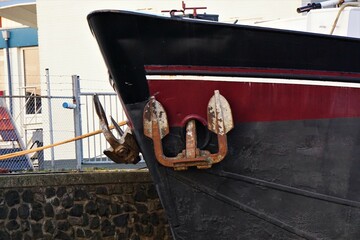 Anchor on the bow, to moor on the water and anchor in the ground. To be anchored without a harbor...