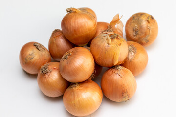 白いテーブルの上にたくさんの玉ねぎ