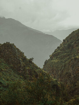 Paisaje en los parques natuarles en Cuzco, Per&uacute;, nublado