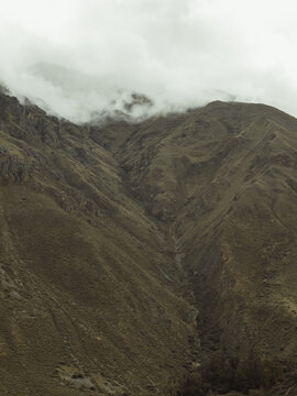 Paisaje en los parques natuarles en Cuzco, Per&uacute;, nublado
