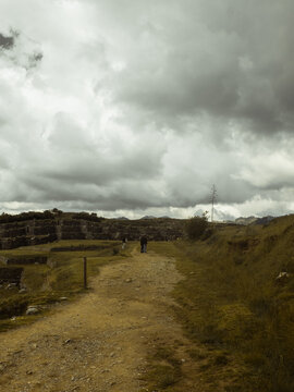 Paisaje en los parques natuarles en Cuzco, Per&uacute;, nublado