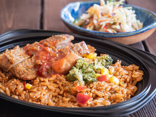 チキンとソーセージ、野菜が乗ったジャンバラヤ。