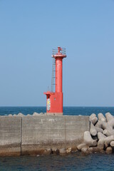 赤い灯台とテトラポット