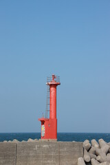赤い灯台とテトラポット