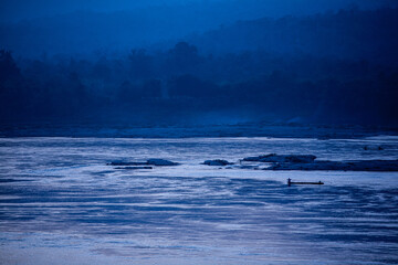 Obraz premium Fisherman fishing on the river in Thailand