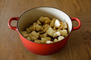  Cut up apples and raisins in a pot. Making apple-raisins filling.