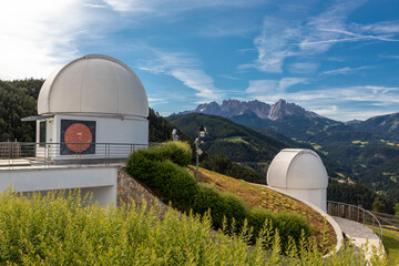 Sternwarte bei Steinegg, Südtirol vor dem Latemar