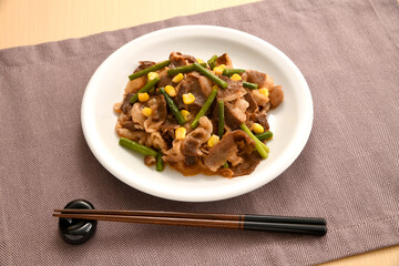 コーン入り牛肉とニラの炒め物