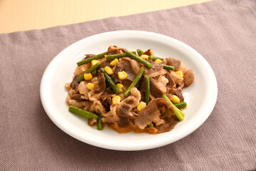 コーン入り牛肉とニラの炒め物