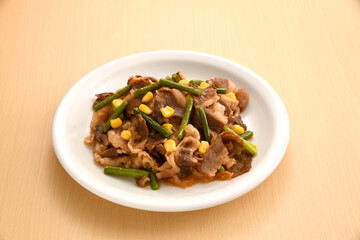 コーン入り牛肉とニラの炒め物