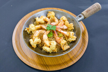 Steamed Prawns with Vermicelli is Popular Thai dishes,Casseroled shrimp with glass noodle