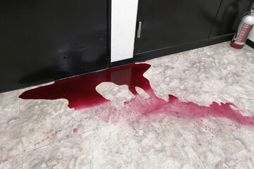 赤いジュースを落としてマンションの共同部分を汚した写真