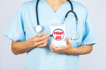 Eine Pflegekraft oder Krankenschwester hat eine Lupe in der Hand die Pflege SOS zeigt