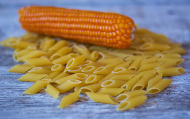 una pannocchia di granoturco soprea i maccheroni
