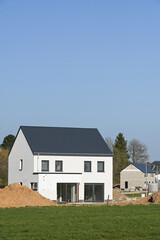 batiment architecture construction maison immobilier logement materiaux beton nouveau quartier Belgique Habay