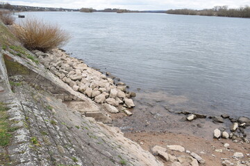 Rheinufer mit Steinen zur Befestigung