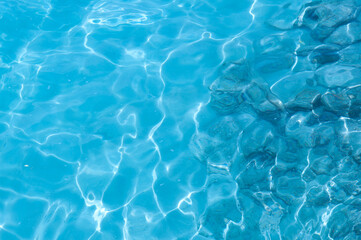 Fototapeta na wymiar Water background, turquoise shallow sea water. Beautiful texture of sun glare on the water.