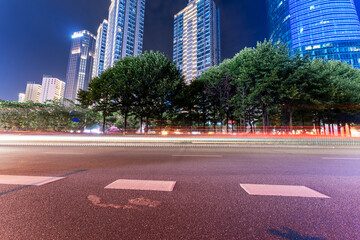 Obraz premium the light trails on the modern building background in shanghai china.