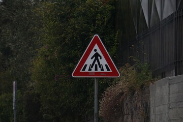 Segnale stradale triangolare di pericolo, che indica un passaggio di pedoni - obrazy, fototapety, plakaty