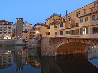 Fototapeta na wymiar Italia, Toscana, Firenze, il Ponte Vecchio e fiume Arno con le luci della sera.