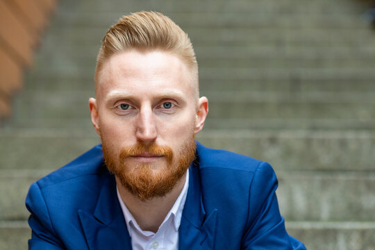 Junger Mann schaut ernst