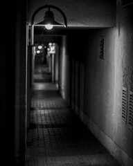 Gasse mit Laternenlicht