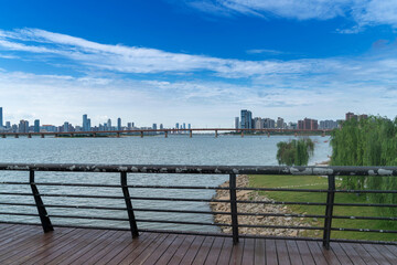 Obraz premium city skyline of business district downtown in daytime