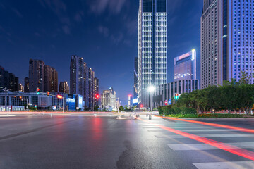 Obraz premium the light trails on the modern building background in shanghai china