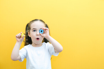 speech therapy. Toddler girl holding the letter O and A in her hands. Classes with a speech therapist. - obrazy, fototapety, plakaty