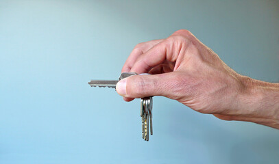mano con llaves de casa para abrir la cerradura de la puerta piso vivienda P1090325-as22