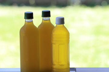 凍らせた冷たいペットボトルにはお茶。
表面には水滴がたくさん付き、水分補給には最適です。