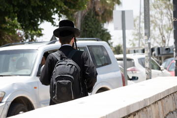 Tsfat, Israel - June 10, 2021: orthodox jew in Tsfat(Safed) - obrazy, fototapety, plakaty