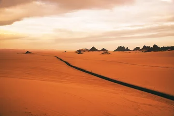 Crédence de cuisine en verre imprimé Rouge djanet désert sahara longue route