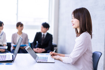 商談をする男女のビジネスパーソン