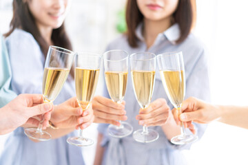 乾杯をする若い男女 © maroke