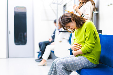電車内で気分が悪くなった妊婦