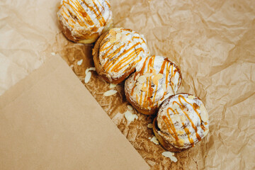The baker made a few cakes for new visitors of the cafe.