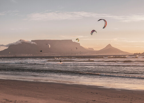 Blouberg Beach, Bloubergstrand, Kapstadt, South Africa, S&uuml;dafrika, Landschaft, Beach, Strand, Meer, Reisen, Travel, Natur, Cape Town, Kitesurfer, Table Bay view, Tafelberg, Table Mountain
