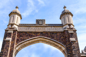 Obraz premium Colonial arched door at Mount Pleasant Cemetery in Toronto, Canada