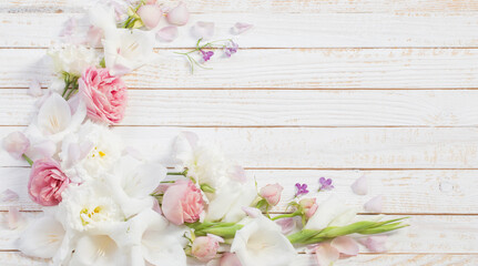 Obraz na płótnie Canvas pink and white flowers on white wooden background