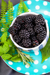 blackberries in a bowl