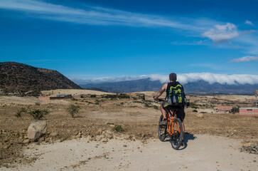 homme qui fait du vélo à la montagne
